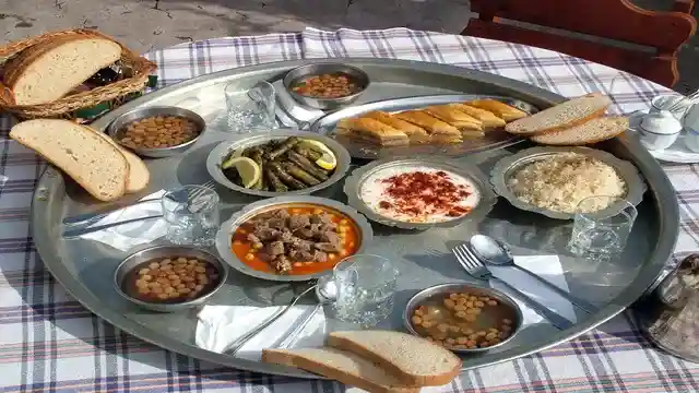 Ankara_Yemek_Turu.webp Come Rent ile Ankara'da unutulmaz bir gastronomi deneyimi yaşayın.