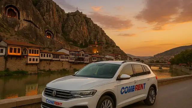 Amasya Kral Kaya Mezarları ve Yeşilırmak manzarası - Come Rent ile Amasya'nın güzelliklerinin tadını çıkarın.