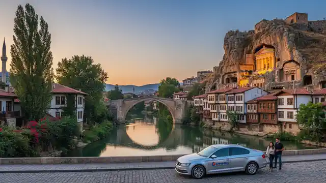 Amasya'nın hem tarihi dokusunu hem de doğal güzelliklerini yansıtan bir görsel.