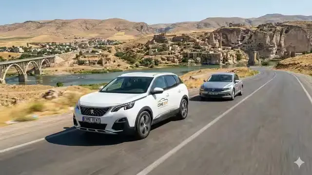 batman-comerent-arac-kiralama-filosu-hasankeyf-yolu.webp Batman - Hasankeyf yolu üzerinde seyahat eden Come Rent filosuna ait SUV ve sedan model kiralık araçlar.