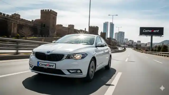Diyarbakır şehir merkezinin zengin tarihini modern bir dokunuşla buluşturan bu görselde, tarihi surlar ve Ulu Cami'nin görkemli siluetleri önünde parlak beyaz bir ComeRent aracı dikkat çekiyor. Diyarbakır'ın canlı atmosferini ve ComeRent'in sunduğu konforlu seyahat deneyimini bir araya getiren bu kare, şehrin kültürel mirası ile çağdaş yaşam tarzını harmanlıyor. İster iş ister gezi amaçlı olsun, ComeRent ile Diyarbakır'ı keşfetmek hem kolay hem de keyifli.