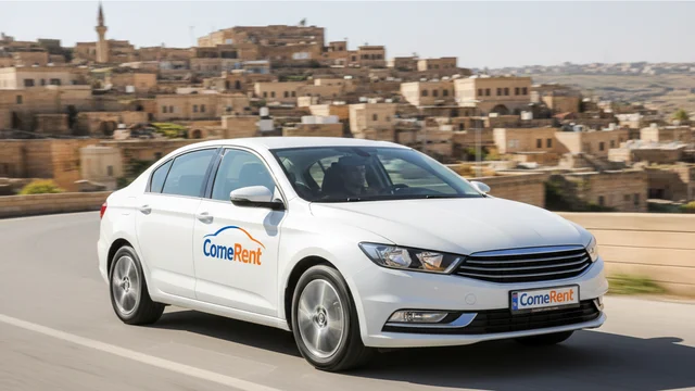 Come Rent kiralık aracı ile Mardin'in tarihi taş evleri arasında konforlu bir yolculuk. Mardin oto kiralama ve havalimanı transfer hizmeti.