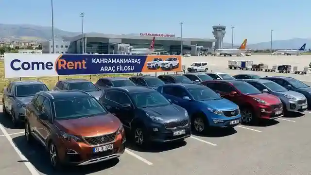 Geniş Araç Filosu Seçenekleri Come Rent Kahramanmaraş geniş araç filosu, otoparkta sergilenen Peugeot 3008, Kia Sportage ve Nissan Qashqai gibi SUV araçlar.