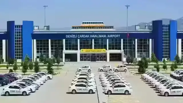 Denizli Çardak Havalimanı gelen yolcu çıkışı otoparkında hazır bekleyen Come Rent kiralık araç filosu.