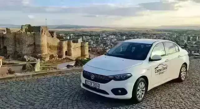 Elazığ Harput Kalesi'nden manzara ve ön planda bir Come Rent aracı