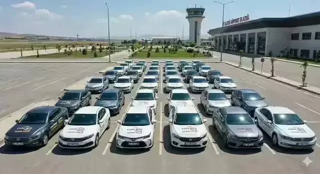 Come Rent Elazığ Havalimanı'nda park halindeki kiralık araç filosu.