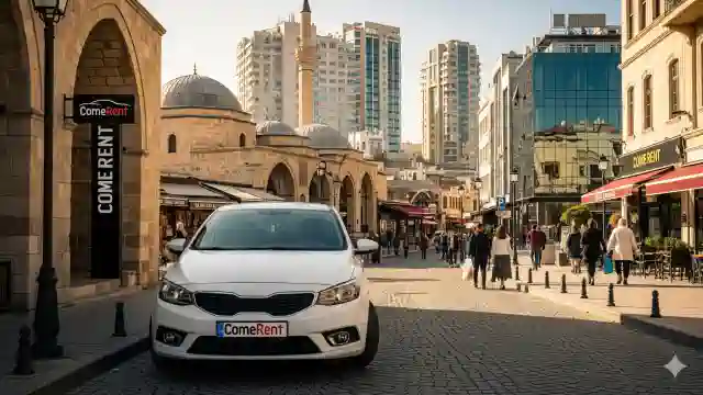 Gaziantep şehir merkezinin tarihi ve modern dokusunu yansıtan bir sokakta park etmiş, kapısında Come Rent logosu bulunan beyaz kiralık araç. Arka planda insanlar ve tarihi yapılar görünüyor.