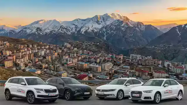 إطلالة بانورامية لسيارات تأجير Come Rent البيضاء عند غروب الشمس في هكاري.