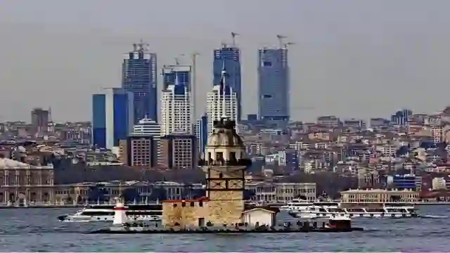 İstanbul silueti Tarihi yarımada ile modern gökdelenlerin muhteşem uyumu