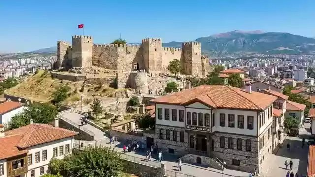 Kahramanmaraş Kültür Turu Tarihi taş binasıyla Yedi Güzel Adam Edebiyat Müzesi ve arka planda Kahramanmaraş Kalesi.