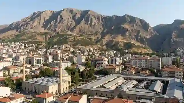 Kahramanmaraş Şehir Merkezi Manzarası Ahir Dağı eteklerinde Kahramanmaraş şehir merkezinin genel görünümü, tarihi Ulu Cami ve Kapalı Çarşı.