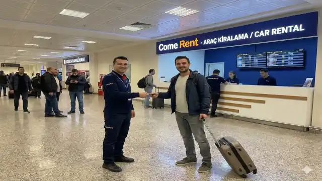 Konya Havalimanı içindeki araç teslim alma noktasında müşteri temsilcisi