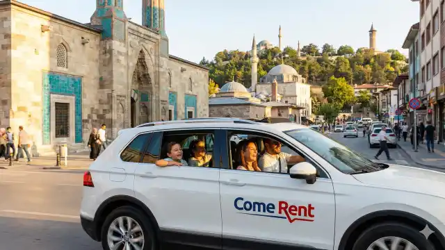 Konya şehir merkezinde bir Come Rent aracı ile seyahat eden müşteriler
