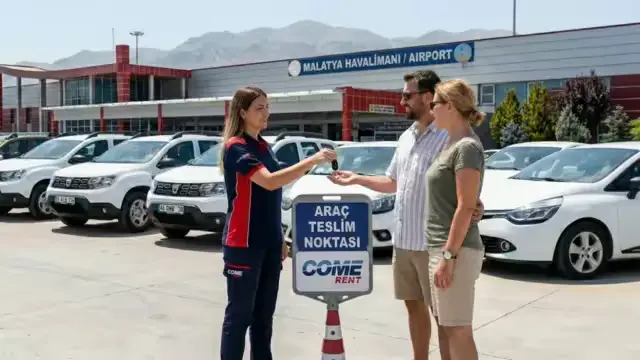Malatya şehir ve dağ manzarası önünde Come Rent personeli, bölge için ideal araç modelleri olan Dacia Duster ve Renault Clio'nun önünde müşterilere güler yüzle araç teslimi yapıyor.