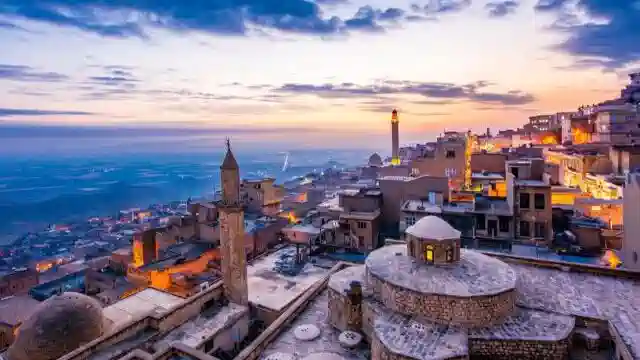 Mardin'in hem tarihi dokusunu hem de turistik mekanlarını yansıtan bir görsel.