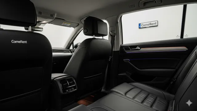 Volkswagen Passat'ın geniş arka koltuk diz mesafesini ve premium siyah deri koltuklarını gösteren iç mekan fotoğrafı, kapı döşemesinde ve dış plakada Come Rent logosu görünüyor.
