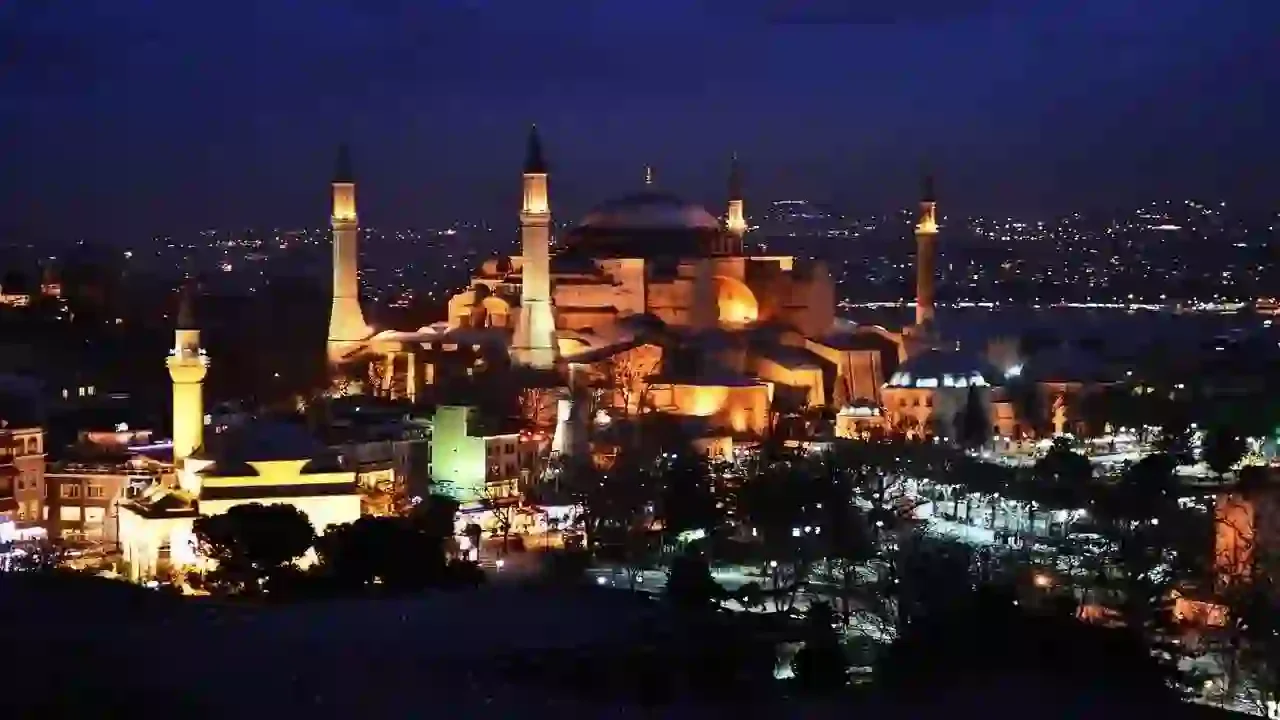 İstanbul Boğazı'ndan panoramik şehir manzarası ile araç kiralama hizmeti