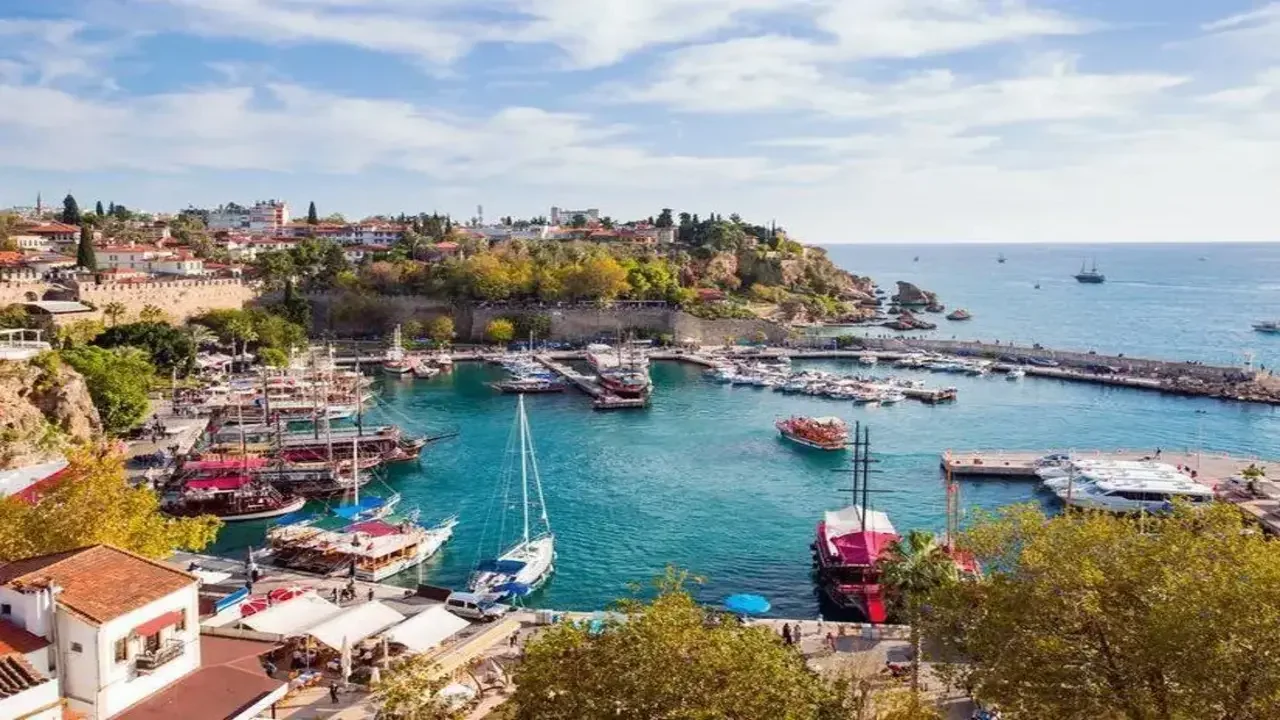 Blick auf den Strand von Antalya Lara mit günstigen Mietwagenoptionen