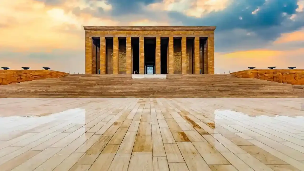Anıtkabir'in etkileyici manzarası, Ankara'da araç kiralamak için Come Rent'in kolaylıklarını keşfedin.