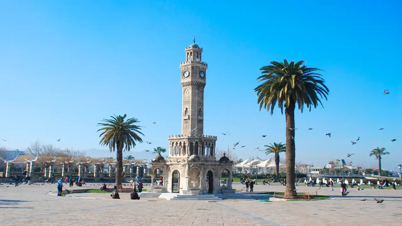 إطلالة شاطئ إزمير مع أشجار النخيل ومياه زرقاء صافية