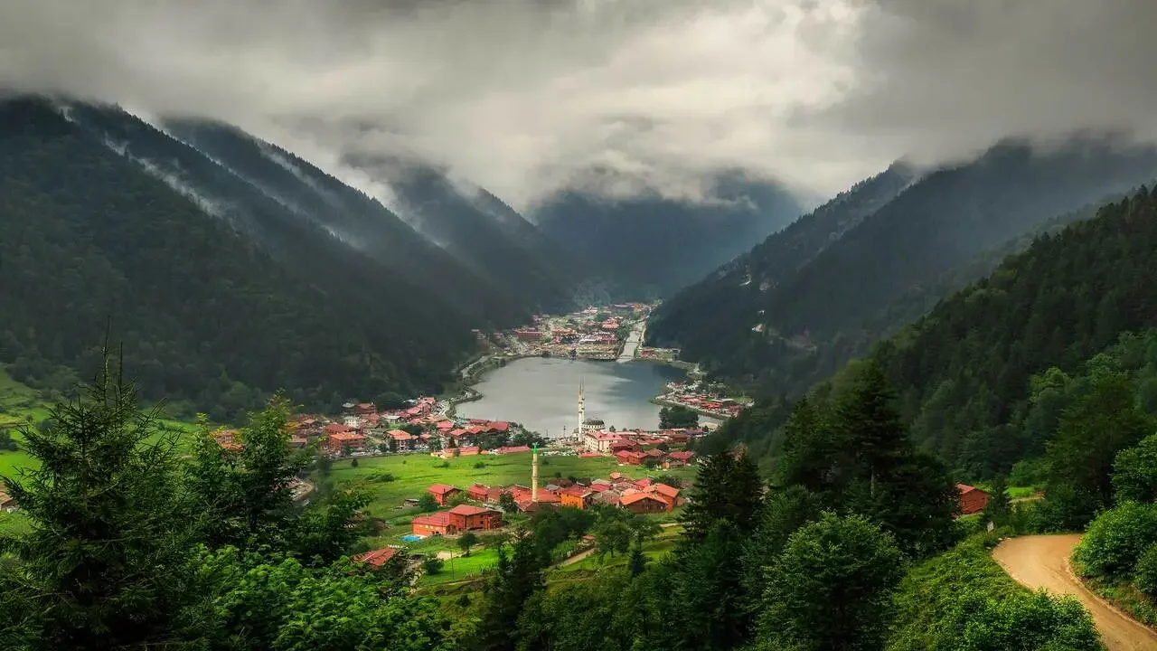 Uzungöl'ün büyüleyici güzelliğini keşfedin! Come Rent ile Trabzon'da araç kiralayın ve unutulmaz bir yolculuğa çıkın.