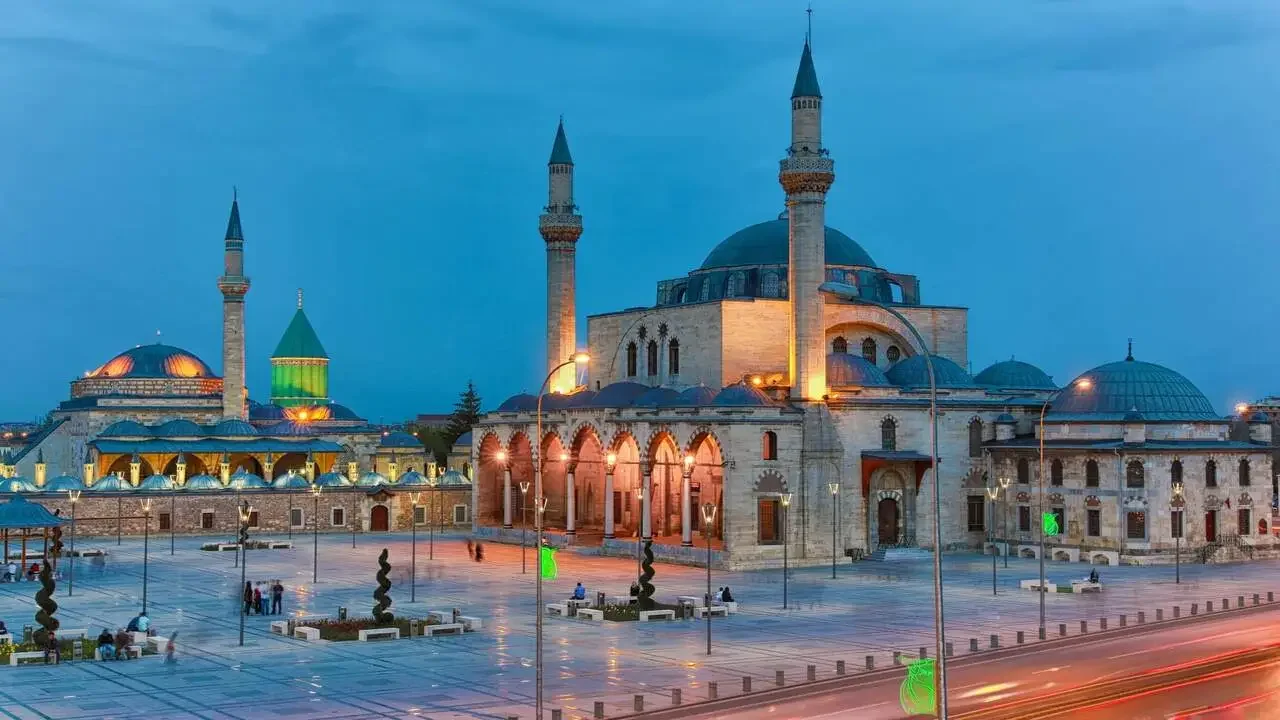 Konya'nın Simgesi Mevlana Türbesi - Come Rent Araç Kiralama ile Rahatça Ulaşın.