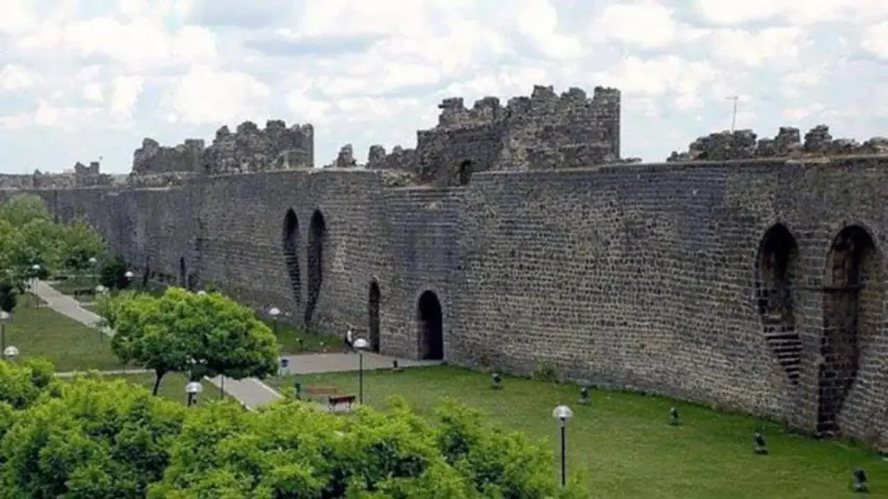 Diyarbakır'ı Come Rent ile keşfedin: Muhteşem surlar
