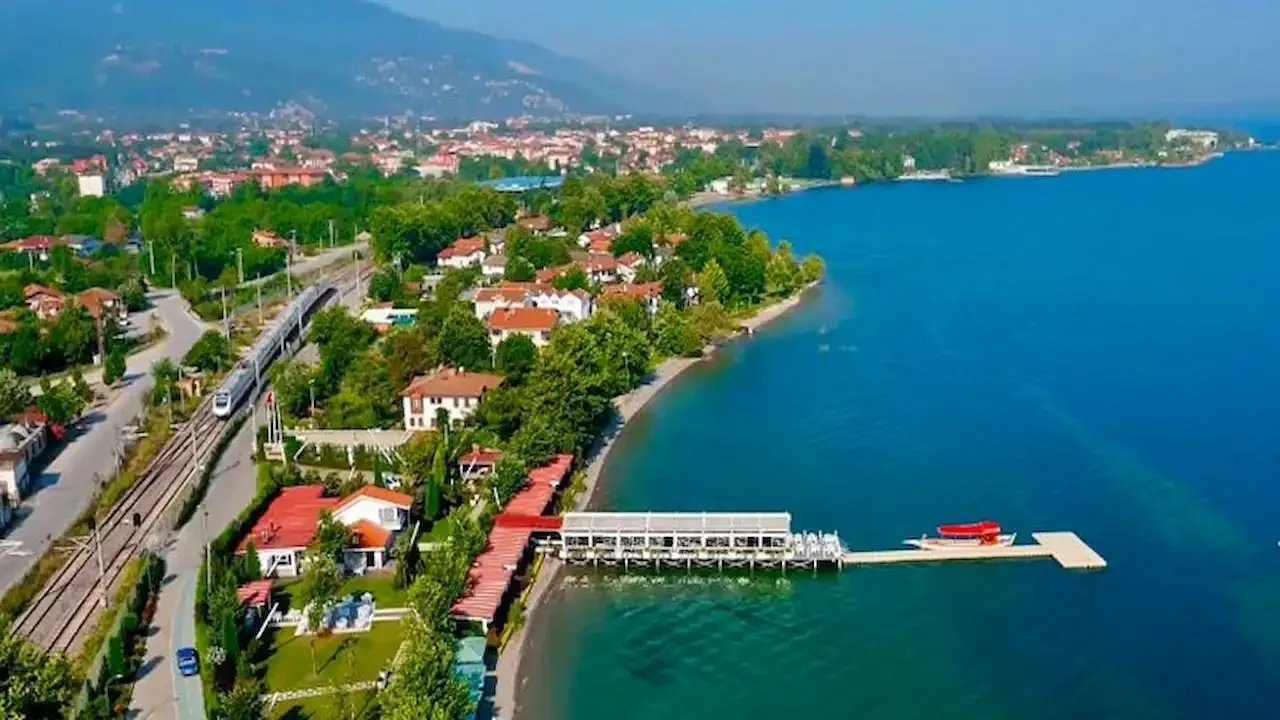 Sakarya’nın yemyeşil doğasını yansıtan manzara – Comerent araç kiralama ile keyifli keşif
