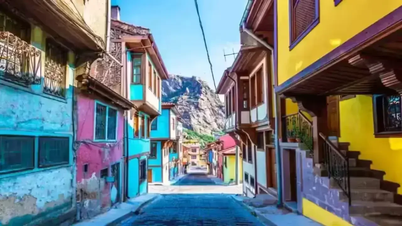 Afyon’un panoramik şehir manzarası – Comerent araç kiralama ile konfor