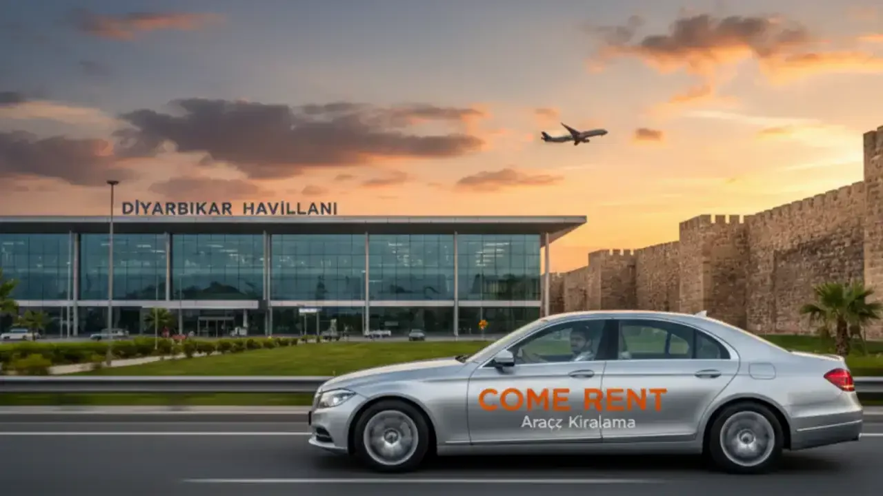 Diyarbakır Havalimanı'nda Come Rent'ten araç kiralayan bir müşterinin, şehrin tarihi surları ve havalimanı binası önünde ilerlediği, uçakların kalkış yaptığı gün batımı manzarası.