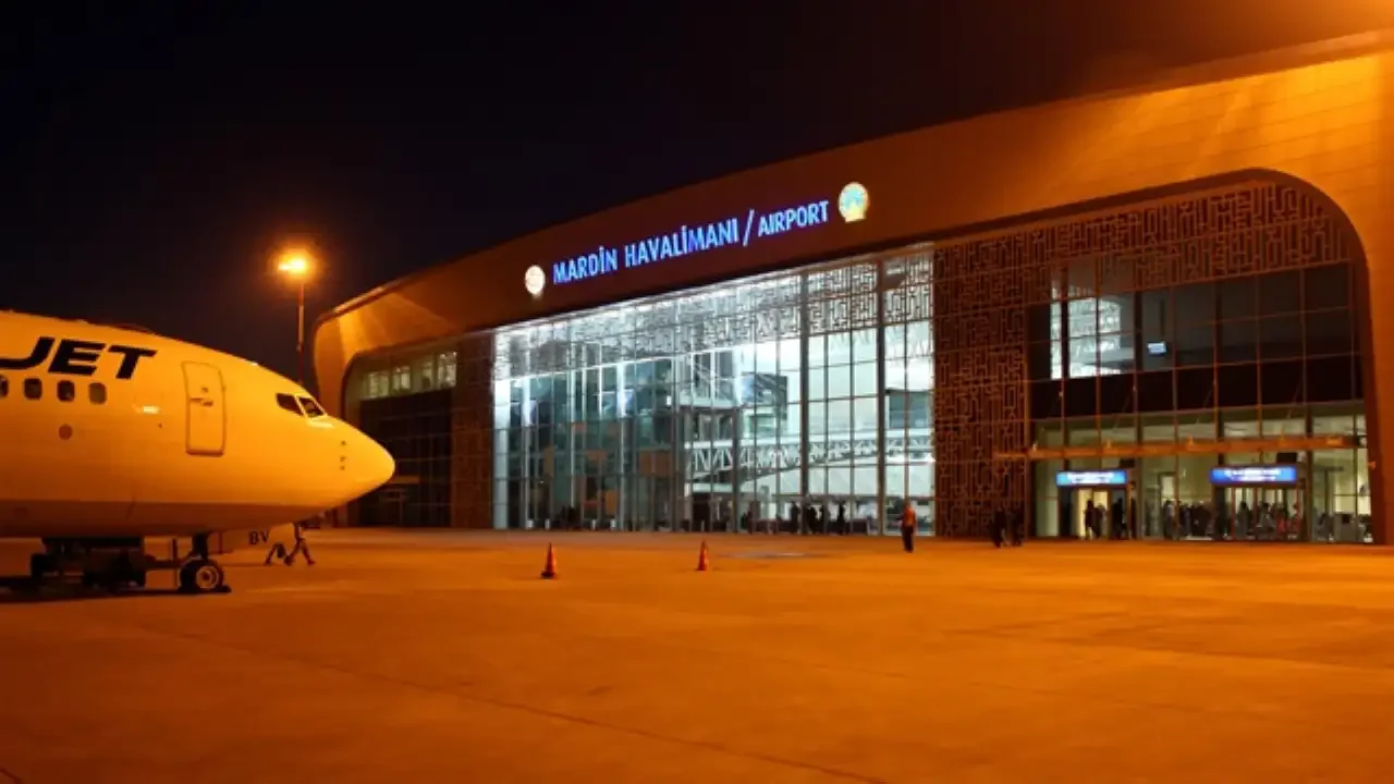Mardin Havalimanı terminal binası önünde Come Rent araç kiralama hizmeti