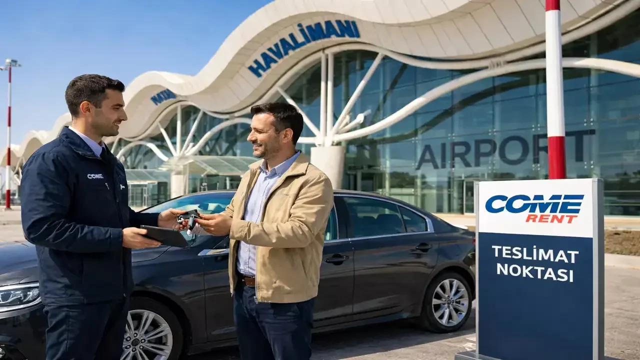 Hatay Havalimanı terminal çıkışında teslimata hazır Come Rent kiralık araçlar