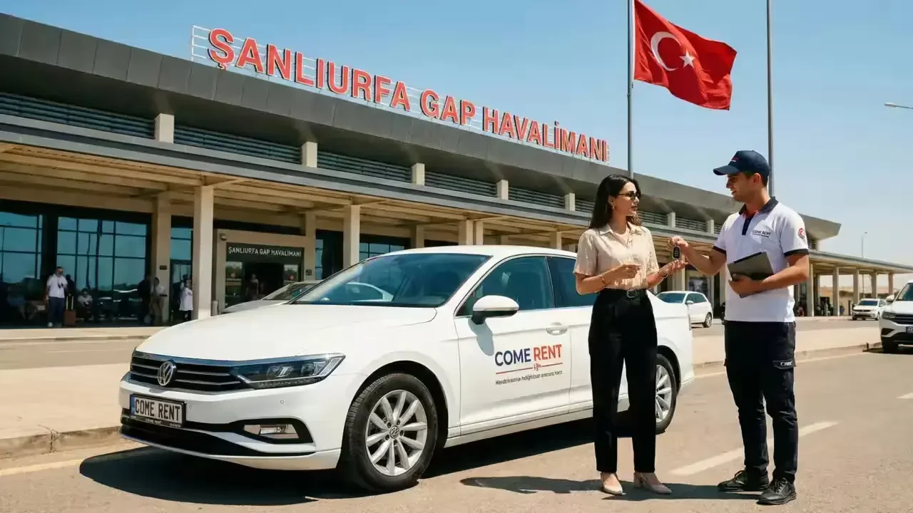 Şanlıurfa GAP Havalimanı terminali önünde, Come Rent firmasının profesyonel personeli tarafından müşteriye sunulan güvenilir, hızlı ve tablet destekli araç teslimat hizmeti.