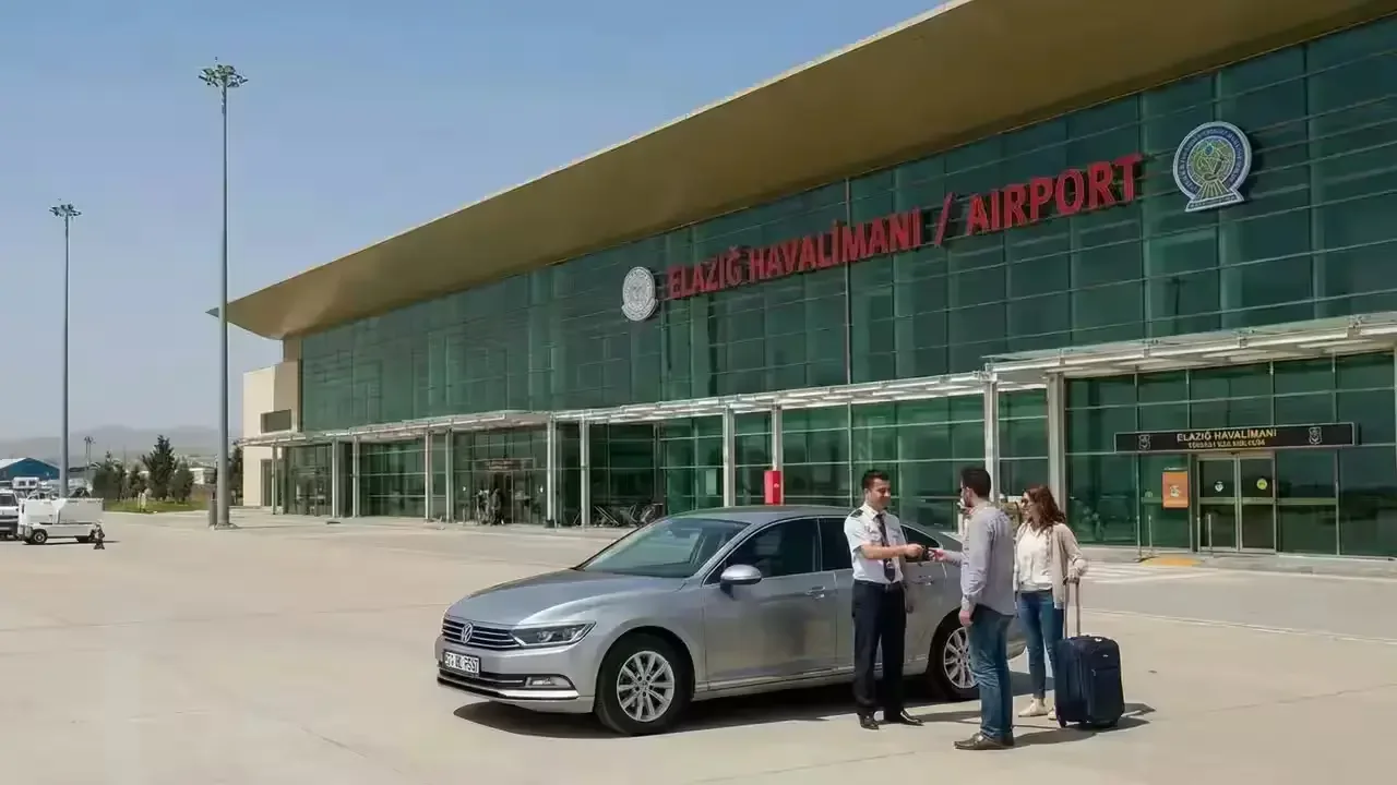 Elazığ Havalimanı çıkış kapısında Come Rent personeli, müşteriye kiraladığı aracın anahtarını teslim ederken.