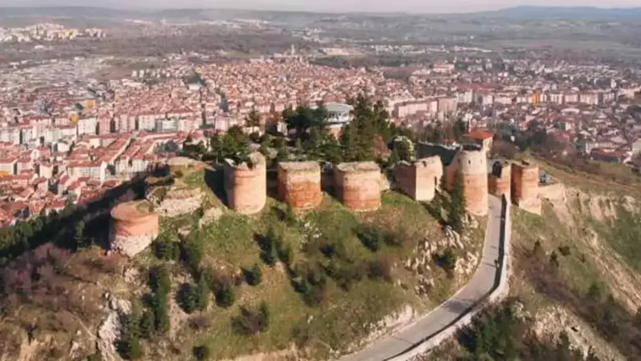 The historical castle and city panorama at the top of Kütahya – An unforgettable discovery with Comerent car rental