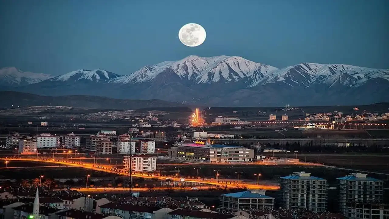 The unique view reflecting the natural and historical beauties of Elazığ. The magnificent nature and city view extending from Harput Castle to Keban Dam and the fascinating atmosphere of Elazığ.