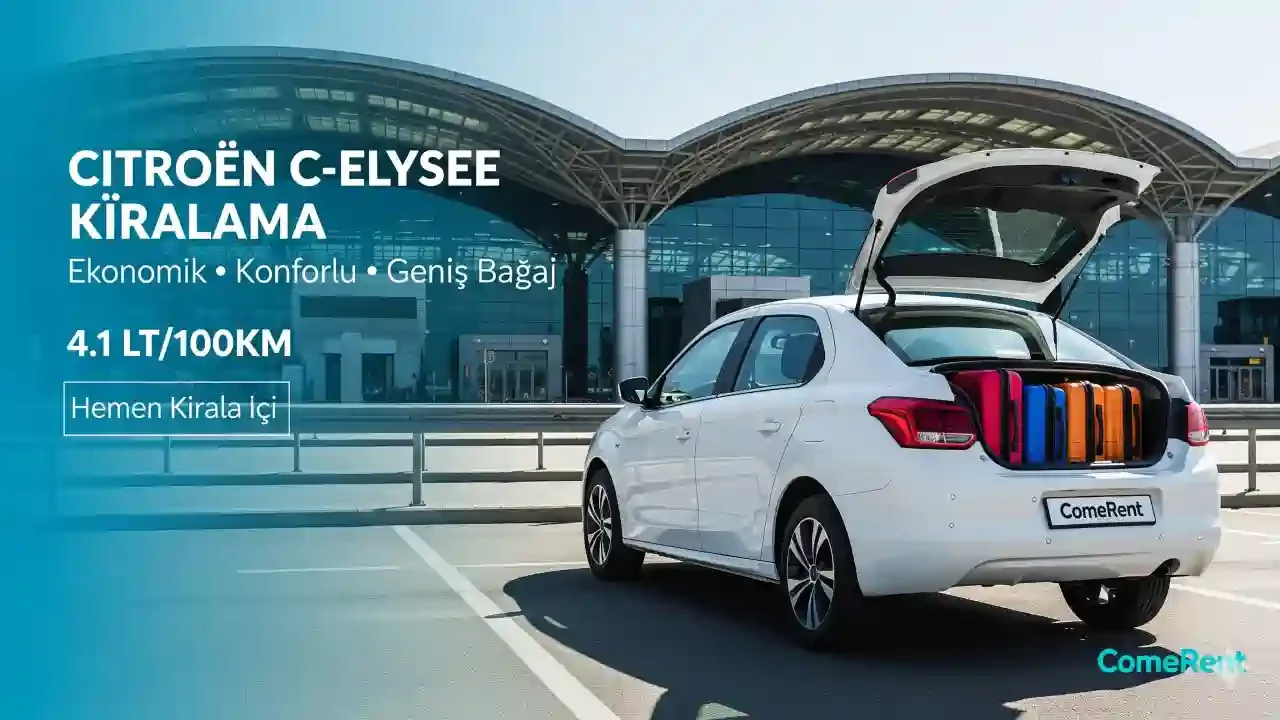 ComerRent'ten kiralanan beyaz bir Citroën C-Elysee, İstanbul Havalimanı önünde park halinde gösteriliyor. Aracın geniş bagajı açık şekilde, içi valizlerle dolu olarak görülüyor. Arka planda havalimanı terminal binası ve ComerRent logosu yer alıyor.